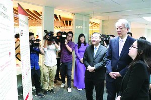 昨(23)日上午在河內，新加坡副總理張志賢偕夫人、以及我國科學與技術部長朱玉英，外交部與中央各部委、國際組織等代表見證了越-新合作中心的落成儀式。（圖源：越通社）