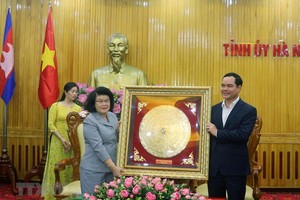 河南省省委書記阮廷康（右）向柬埔寨王國國會代表團贈送紀念品。（圖源：越通社）