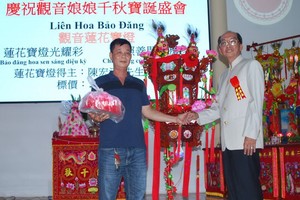 該廟理事長黃偉峰(右)向陳宏漢先生(左)轉交蓮花寶燈。