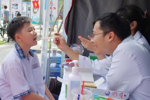 醫生為民眾檢查牙齒。