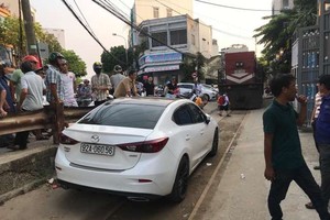 停在鐵軌上的汽車。（圖源：何珠）