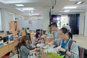 民眾在市社保機關辦手續。