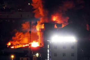 起火後約10分鐘，火勢籠罩整個倉庫。（圖源：視頻截圖）