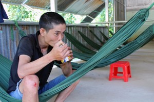 山上迷路三天兩夜終安全下山後的阮成仁忙吃著一盒泡麵充飢。（圖源：海廷）