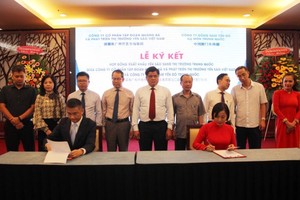 越南燕窩市場宣傳與發展公司與東南燕都公司簽署合同。