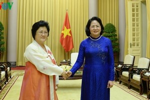 國家副主席鄧氏玉盛（右）接見朝鮮與越南友好協會副主席Ri Kang Juk。（圖源：VOV）