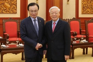 黨中央總書記、國家主席阮富仲（右）接見韓國共同民主黨黨首李海瓚。（圖源：VOV）