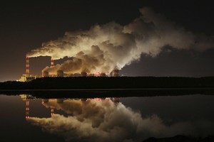 國際能源署(IEA)26日表示，伴隨使用化石燃料而產生的2018年全球二氧化碳排放量比2017年增加1.7%，約為330億噸。（圖源：AP）