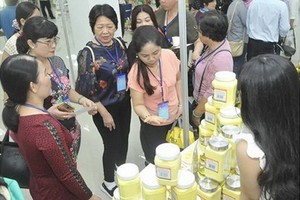 企業參加本市與各省市商品供需連結會議。