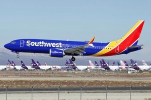 一架沒有載客的西南航空波音737 MAX8客機出現引擎故障，需要折返佛羅里達州奧蘭多機場並緊急降落。（圖源：AP）