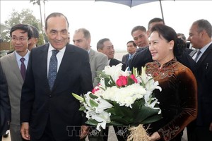 摩洛哥王國眾議院議長哈比博‧馬勒克（前左）親往 Rabat Salle機場迎接國會主席阮氏金銀。（圖源：越通社）