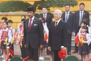 總書記、國家主席阮富仲（前右）主持歡迎汶萊國王隆重儀式。（圖源：山松）