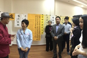 潘教授（左一）與學員們交流。