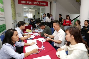 許多大學生參加就業交易平台。