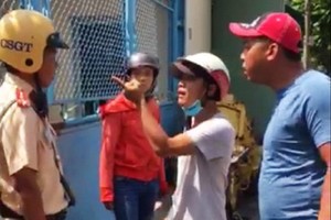 因車輛違規被交警處罰，2名男子竟然上前辱罵推搡毆打執勤交警。（圖源：BVPL）