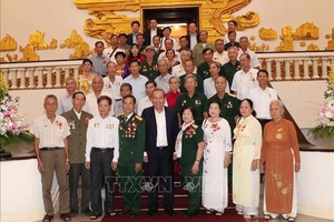 政府常務副總理張和平（前中）與金甌省革命有功者代表團合影留念。（圖源：越通社）