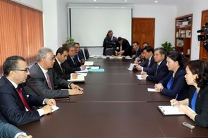 國會主席阮氏金銀(右二)會見馬拉喀什大區總督。（圖源：越通社）