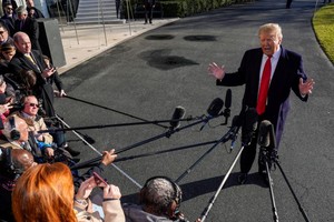 美國總統特朗普對記者講話。（圖源：AFP）