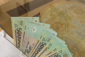 裝有1000萬元現金的信封。（圖源：小韓）