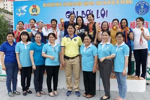 組委會與獲獎者合影。