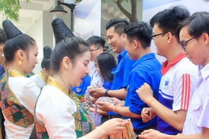 老、柬大學生向與會者繫上 「彩繩」表示祝福。