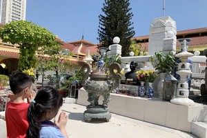 作者的兩個孩子在平西街市內向郭琰遺像鞠躬。