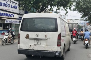 載滿乘客在新平郡黎光定街流通的殘舊客車。