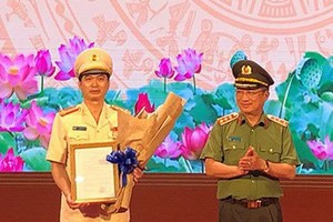 新任平陽省公安廳廳長鄭玉眷大校（左）。（圖源：Chinhphu.vn）