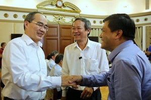 市委書記阮善仁與各媒體領導交談。（圖源：玉陽）