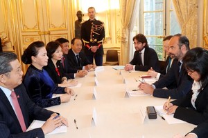 法國總理愛德華‧菲利普(右二)與國會主席阮氏金銀(左二)會談。（圖源：越通社）