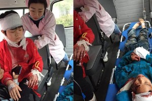 受傷的學生在救護車內接受急救。（圖源：互聯網）