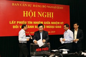 外交部長范平明（左二）投信任票。（圖源：VGP）