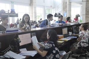 民眾在市稅務局辦手續。