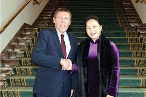 國會主席阮氏金銀（右）會見比利時眾議院議長布拉克。（圖源：越通社）