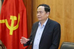 越南祖國陣線中央委員會主席陳清敏在會議上發表講話。（圖源：葉榮）