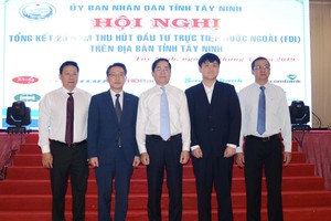 西寧省委書記阮曰清（中）同與會企業代表合照。（圖源：德安）