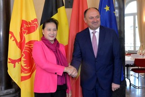 國會主席阮氏金銀（左）會見比利時瓦隆 大區主席、部長威利。（圖源：越通社）