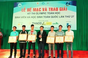 教育與培訓部副部長阮友渡（中）向6名出色大學生頒發獎狀。（圖源：KD）