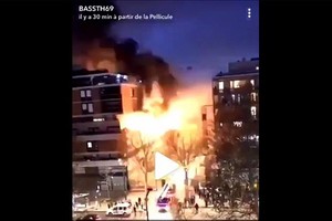 當地時間4月6日晚10時左右，法國巴黎19區的一幢8層居民樓突發大火，並引發爆炸。（圖源：視頻截圖）