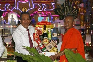 政府常務副總理張和平（左）向永隆省愛國僧人團結協會代表贈送禮物。（圖源：越通社）