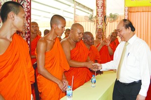 政府總理阮春福向高棉族南宗佛教學院學員賀年。（圖源：VGP）