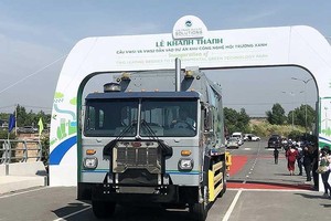 由VWS贈送隆安省的新式垃圾收集車（價值約 100億元）在新橋上行駛。