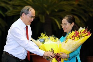 市委書記阮善仁送花祝賀阮氏麗同志。（圖源：玉陽）