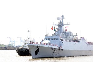 孟加拉“普羅托伊”(BNS PROTTOY)護衛艦駛進西貢港準備停靠。（圖源：越通社）