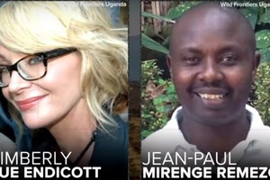 美國女遊客恩迪柯特和當地導遊米朗其，2日在烏干達西南部的一座國家公園旅遊時，遭4名持槍匪徒綁架。（圖源：視頻截圖）