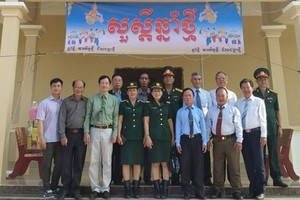 第五郡代表團與柬埔寨軍民合照。