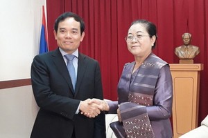 市委常務副書記陳留光同志（左）向老撾駐本市總領事Phimpha Keomixay表示祝賀。（圖源：VOH）