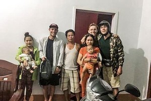 拾金不昧的退伍軍人陳文成（左三）及家人同取回財產的遊客合影留念。（圖源：NVCC）