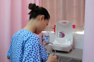 哺乳期的母親按照嚴格的條件及流程自願捐贈多餘母奶。（圖源：黃雄）