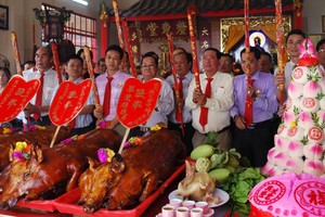 大家齊集在宗祠禮堂一同上香祭祖。